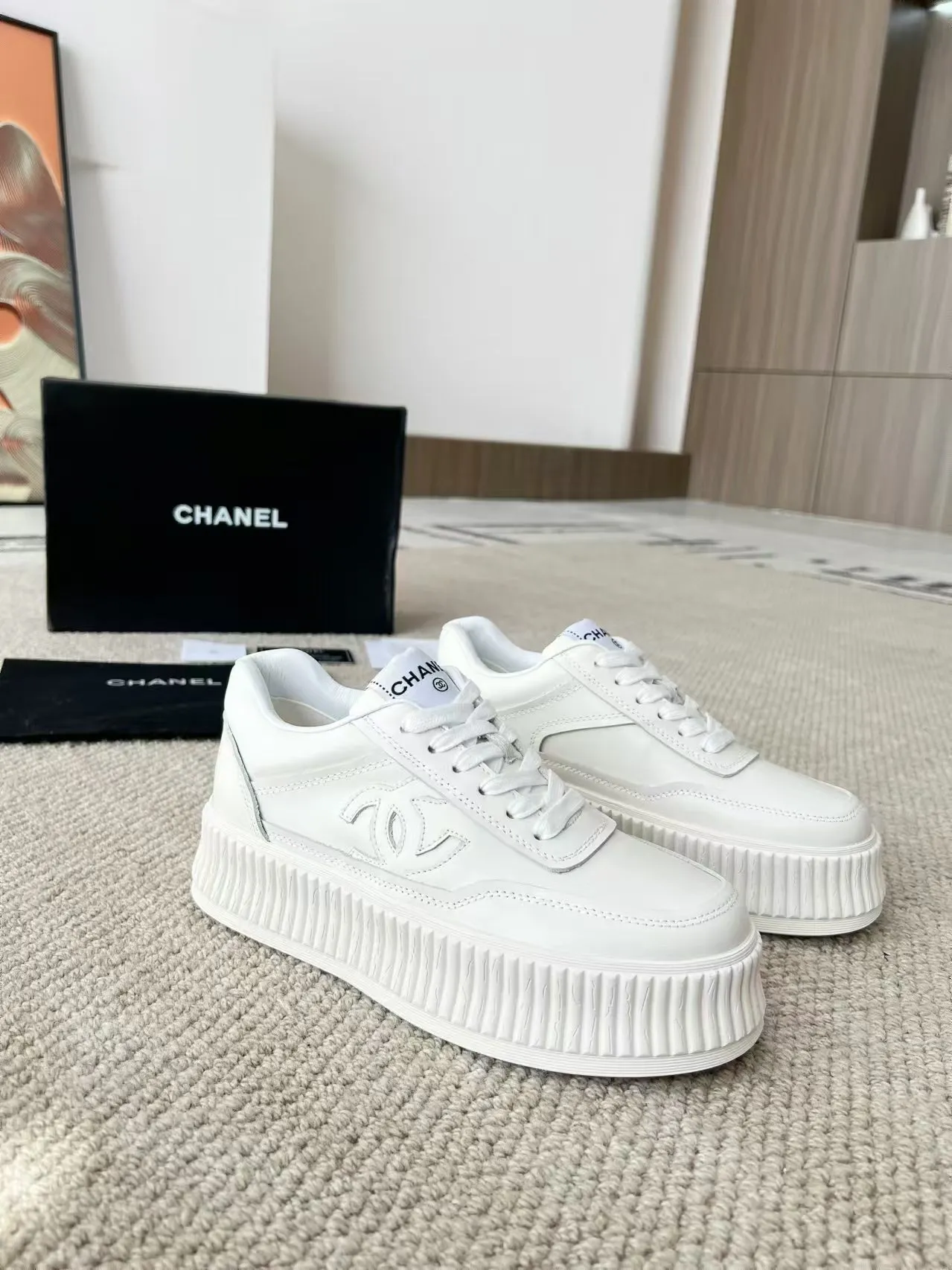 👟👟Ex-factory price 520👟👟 Thick-soled Chanel Chanel 24SF latest model full leather panda color white shoes casual sports shoes skateboard shoes original purchase and development production Xiaoxiang C Home Another super popular item in the counter, loved by Internet celebrity bloggers and sisters, and various praises on social platforms. It is extremely popular, has a high texture, is breathable and super spring and summer. Seeing this issue always arouses the inner desire of girls for fashion. The latest suede material, classic black and white color, full of fashionable feeling on the feet and easy to care for. Fabric: Original customized imported cowhide material. Lining: Customized soft sheepskin lining. Sole: Original molded TPU non-slip outsole. Bottom thickness: 4CM. Size: Women's size 35-40 (custom-made sizes 40 are non-refundable)
